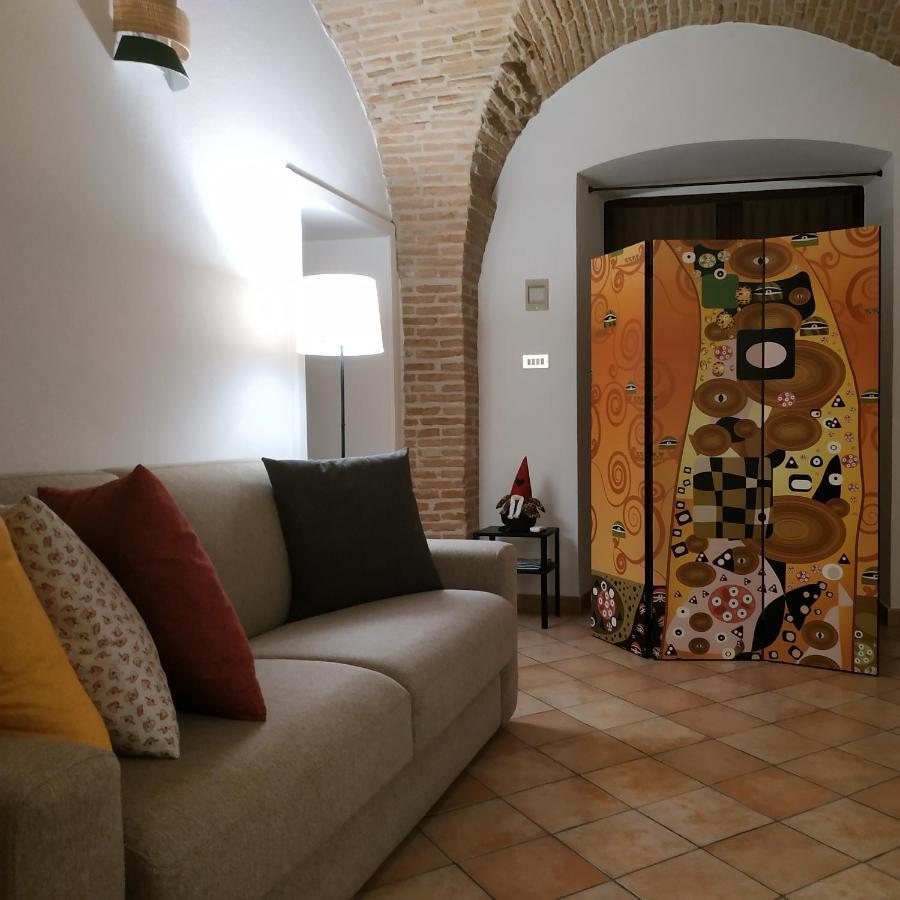 Bed And Breakfast In Piazza Orazio Venosa Extérieur photo